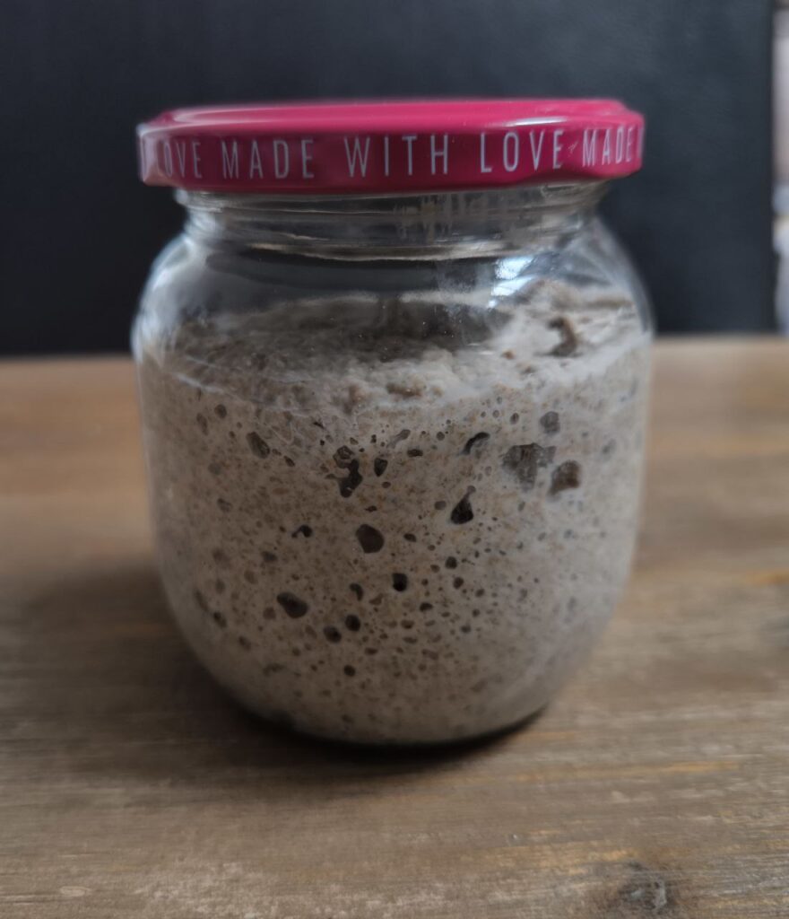 Sauerteig ansetzen im Glas – aktiver Roggensauerteig