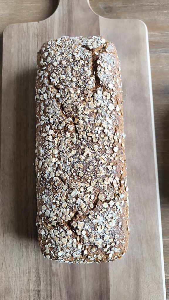 Frisch gebackenes Vollkornbrot mit Buttermilch – goldbraune Kruste nach dem Backofen