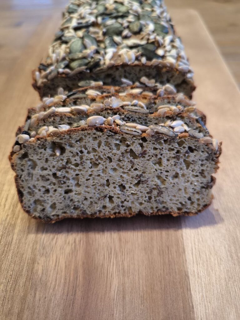 Anschnitt vom proteinreichen Eiweißbrot mit Quark und Saaten aus dem Backofen, saftige Krume