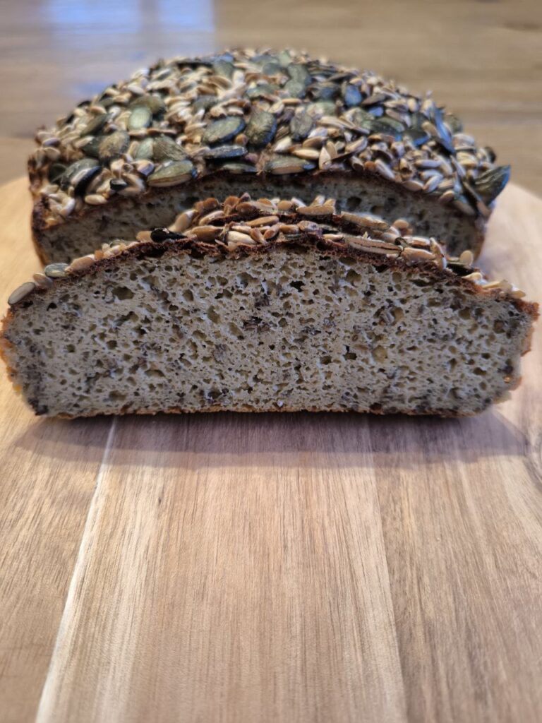 Anschnitt vom proteinreichen Eiweißbrot mit Quark und Saaten aus dem Airfryer, saftige Krume