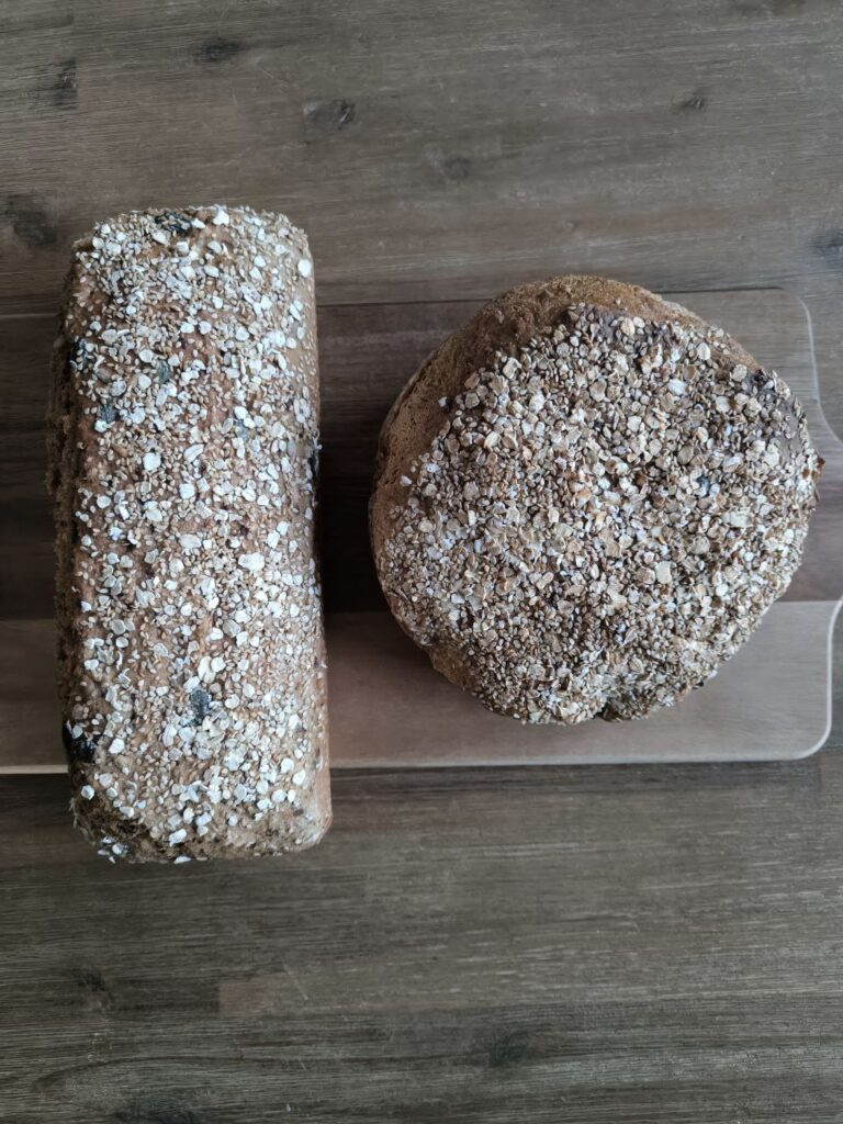 Vergleich: Backofen-Dinkelvollkornbrot links und Airfryer-Version rechts