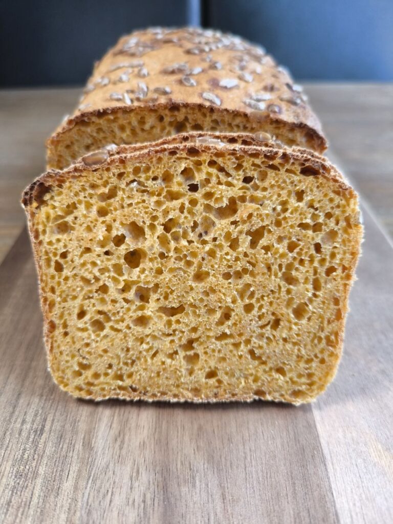 Möhren-Dinkelbrot im Backofen mit saftiger Krume im Anschnitt
