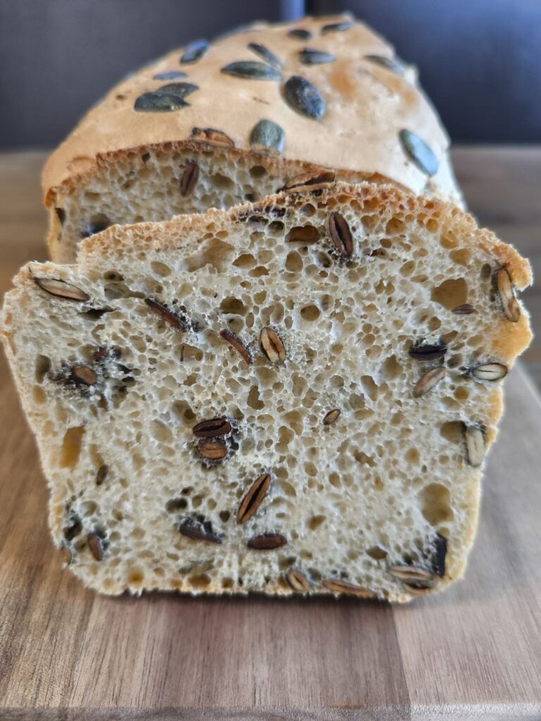Dinkelbrot mit gerösteten Kürbiskernen aus dem Backofen saftiger Anschnitt