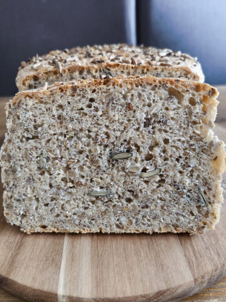 Mehrkornbrot mit Dinkel und Saaten im Airfryer angeschnitten auf Holzbrett