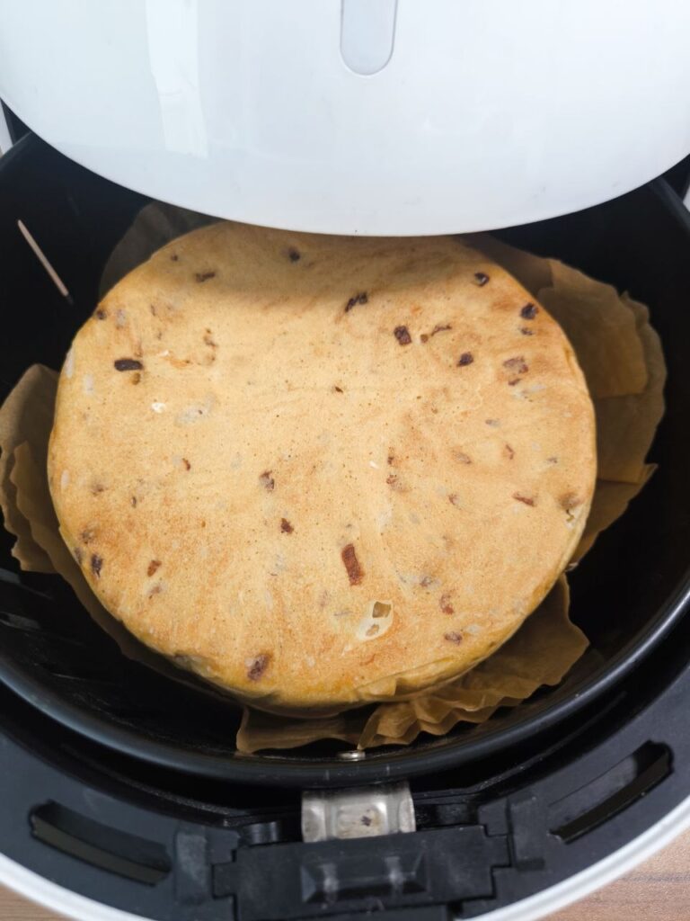 Dinkel-Zwiebelbrot im Airfryer umgedreht zum nachbacken des Bodens