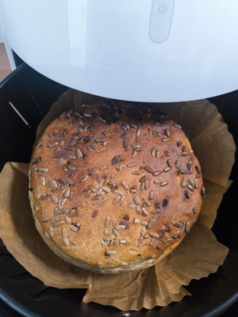Dinkel-Zwiebelbrot im Airfryer frisch gebacken
