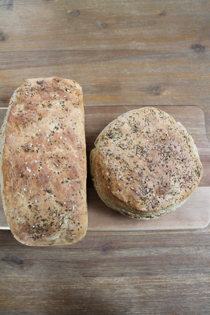 Dinkelbrot mit Kräutern frisch aus dem Backofen