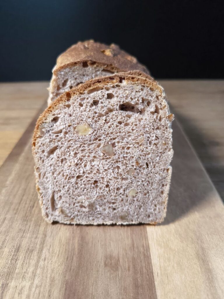 Dinkel Walnussbrot aus dem Airfryer, angeschnitten mit lockerer Krume und sichtbaren Walnussstücken